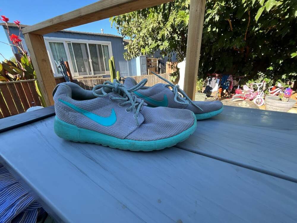 Nike Roshe One Size 7 Grey Teal Sneakers